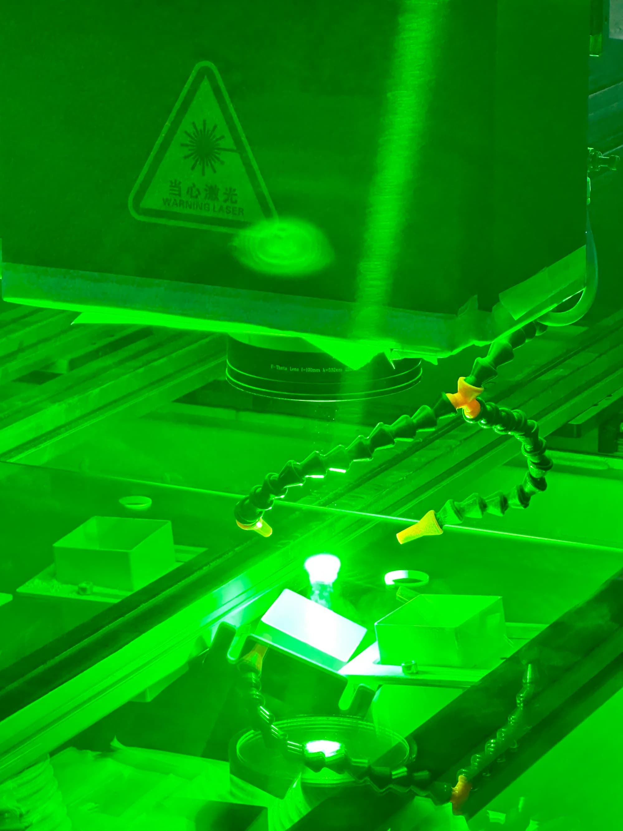 GULOLASER kızılötesi lazerin cam plakayı hassas biçimde kestiği an